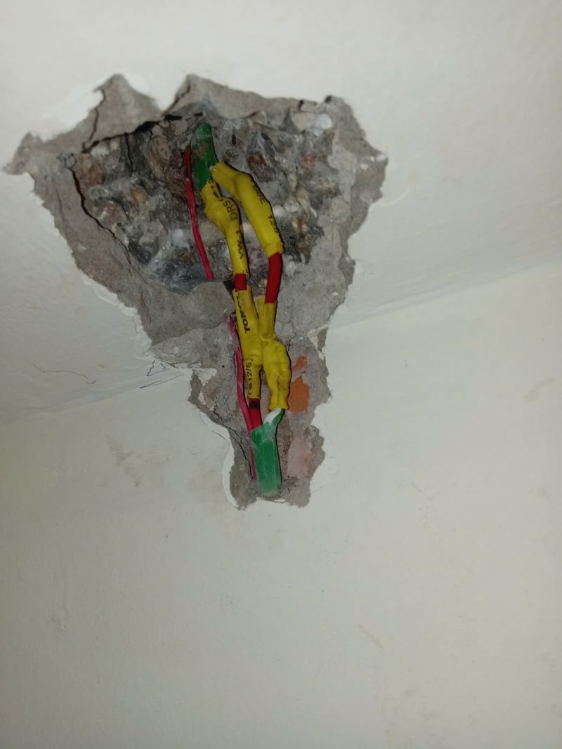 Khu vực đầu nối dây điện âm tường được bọc cách điện sau khi mở kiểm tra