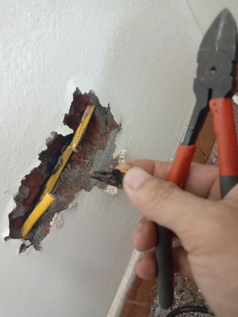 Đoạn dây điện âm tường có dấu hiệu cháy xém được kiểm tra thực tế
