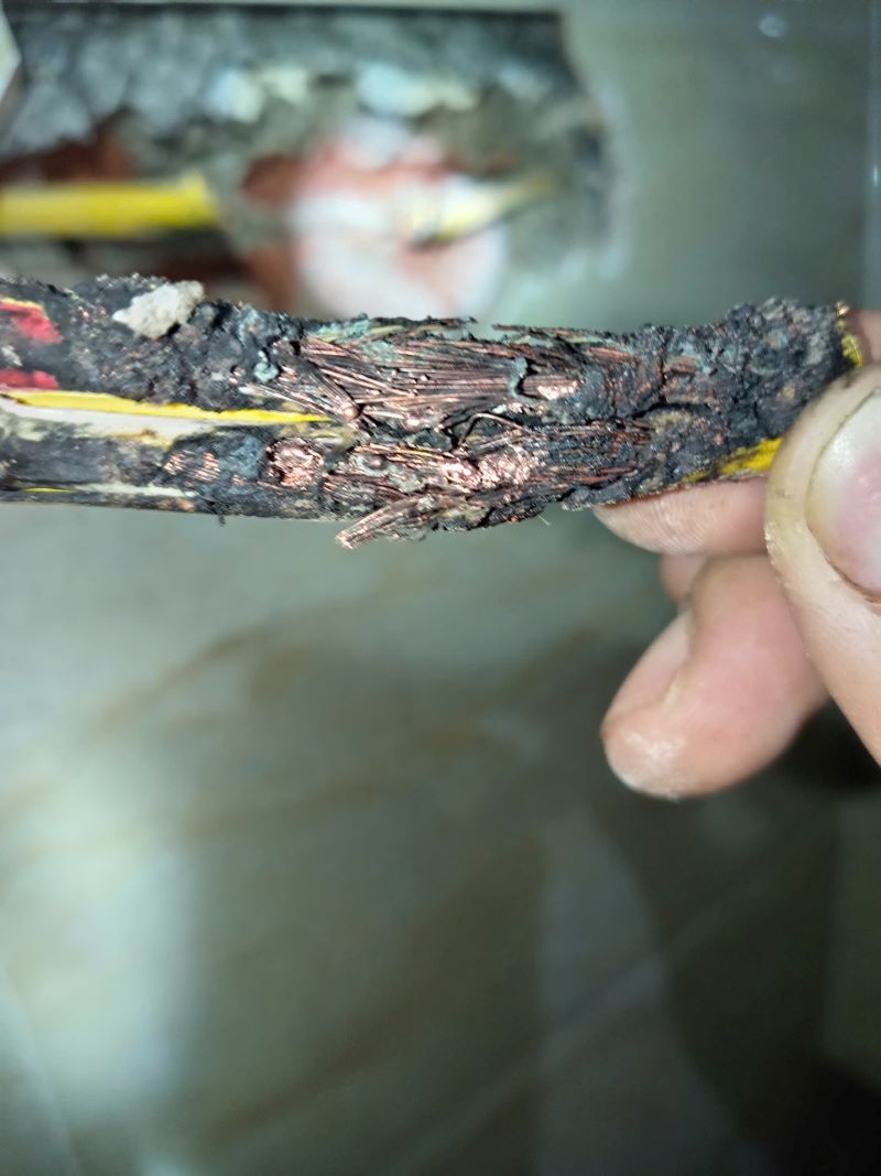 Đoạn dây điện âm tường có lớp cách điện cháy đen tại khu vực đã mở kiểm tra