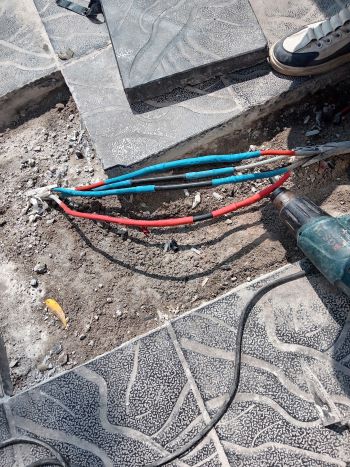 Khu vực đường dây điện âm nền được mở lộ để kiểm tra tại công trình