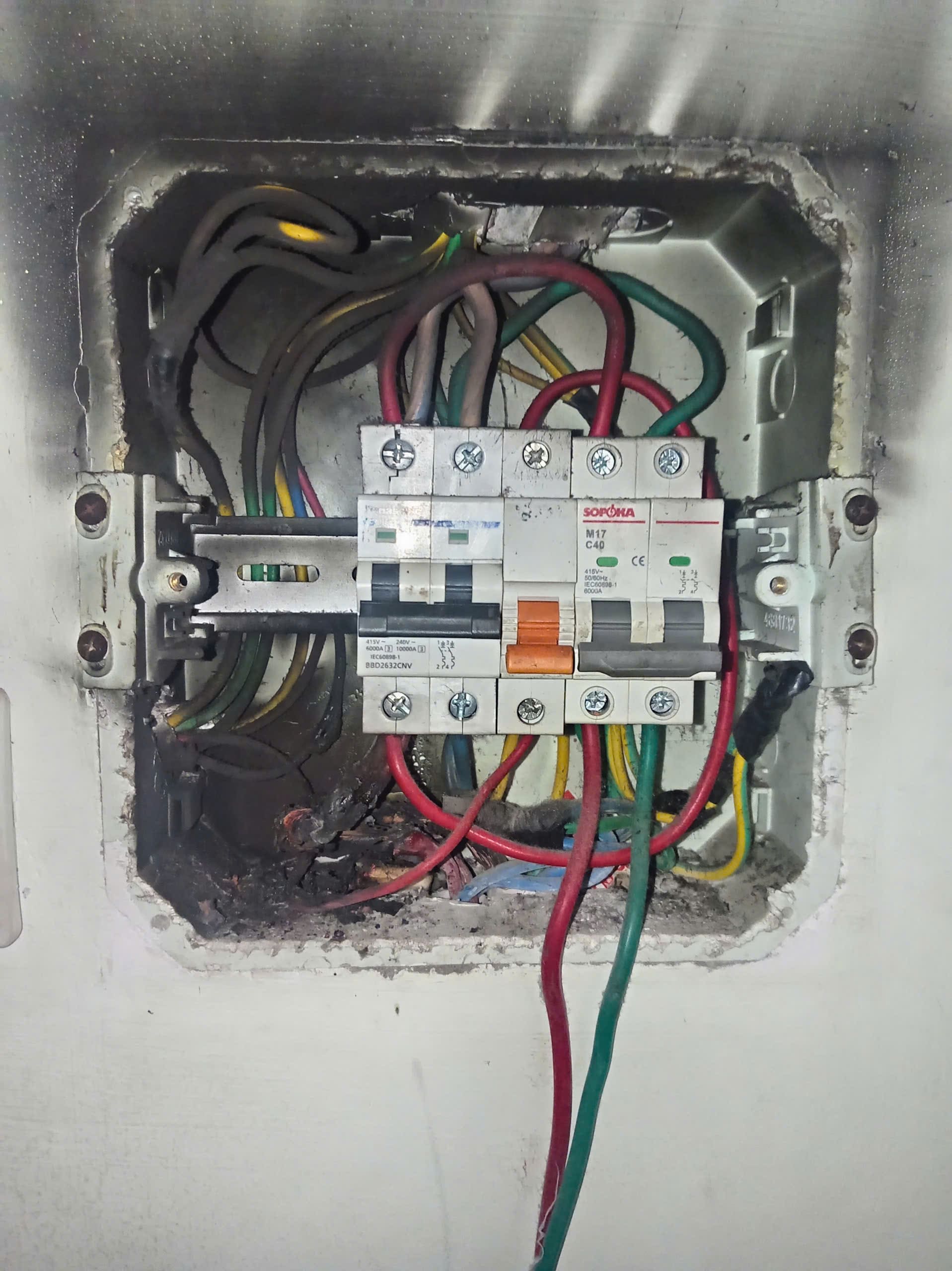 Cầu dao và đầu dây trong tủ điện bị cháy xém