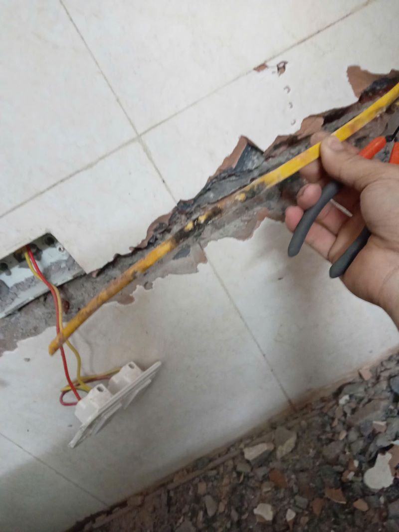 Khu vực đường ống luồn dây điện âm tường được mở để kiểm tra