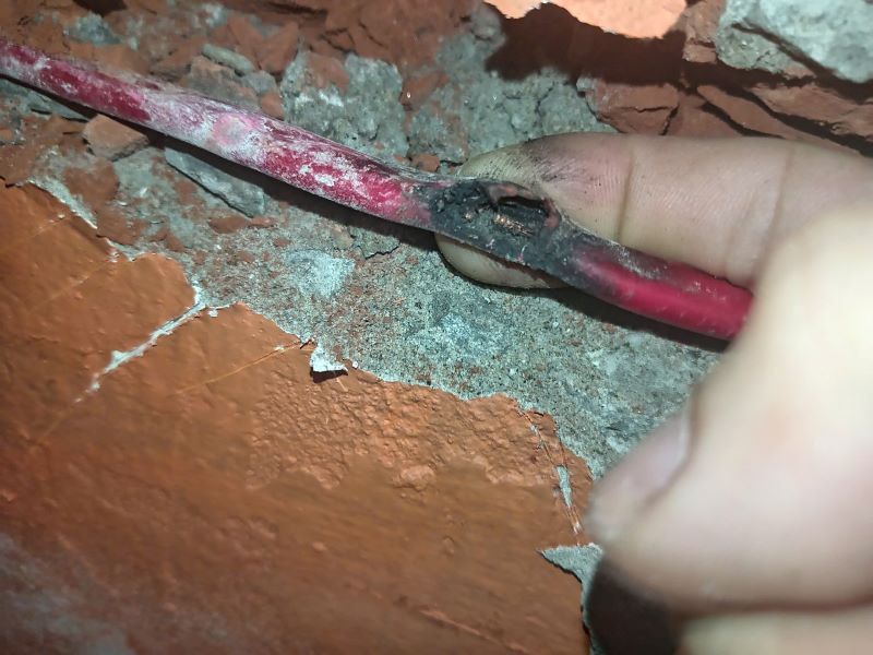 Cận cảnh lõi đồng lộ ra sau khi lớp cách điện của dây bị cháy hỏng