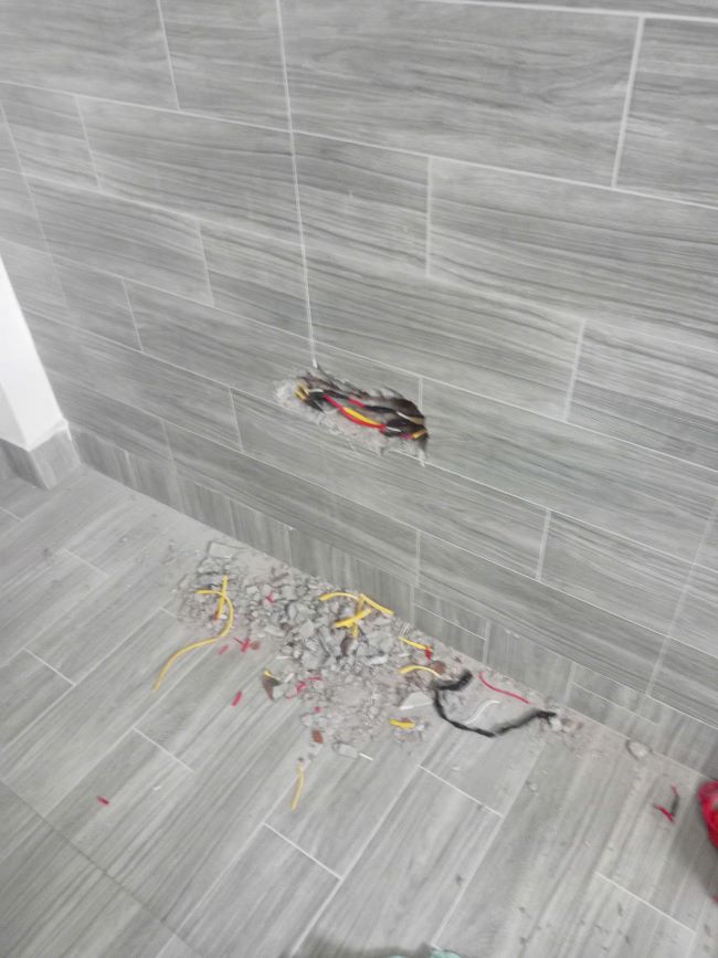 Vị trí trên tường lát gạch được đánh dấu để kiểm tra đường dây điện âm