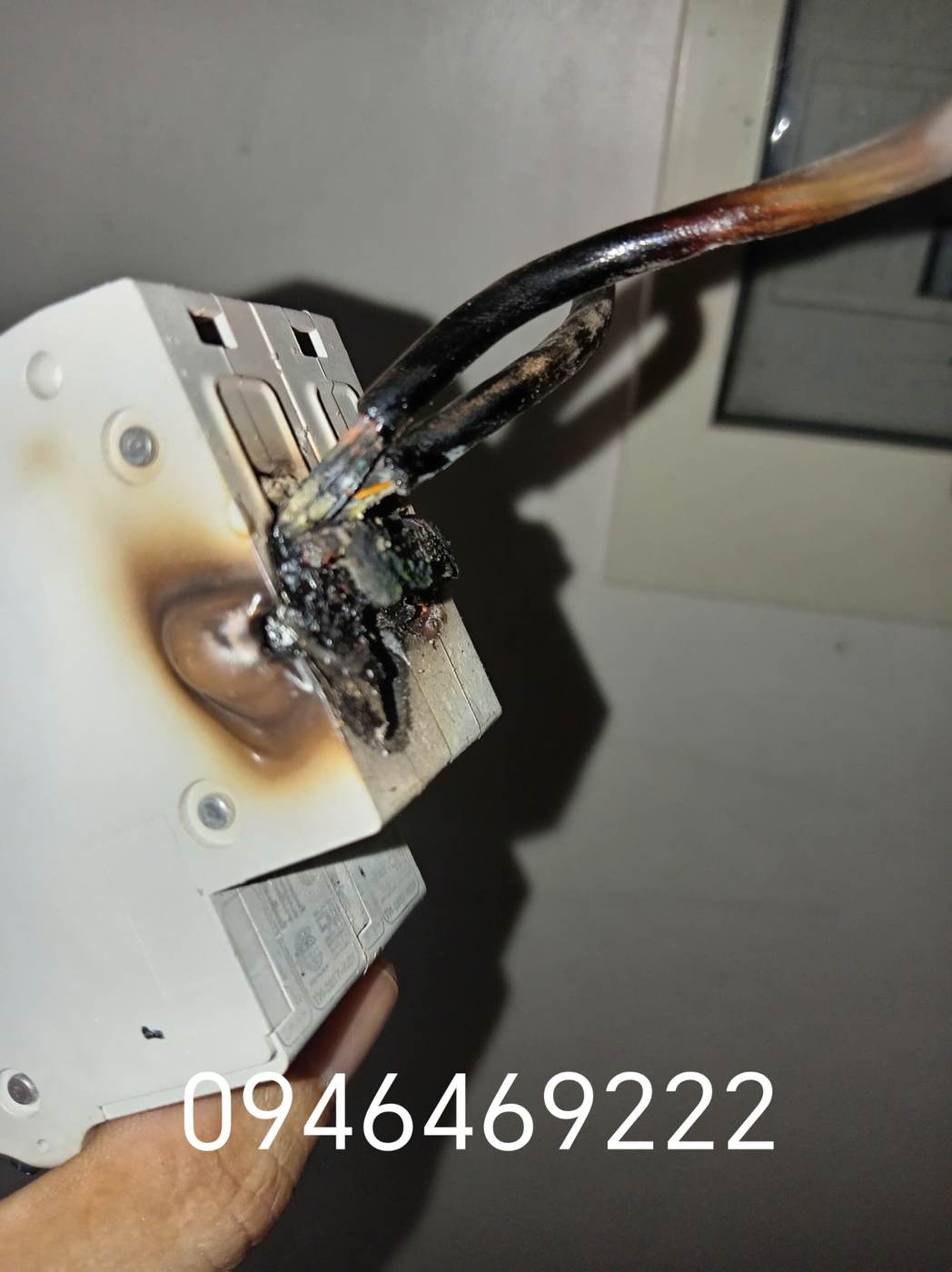 Aptomat cháy xém tại đầu nối trong hiện trạng mất điện một khu vực ở Tây Hồ