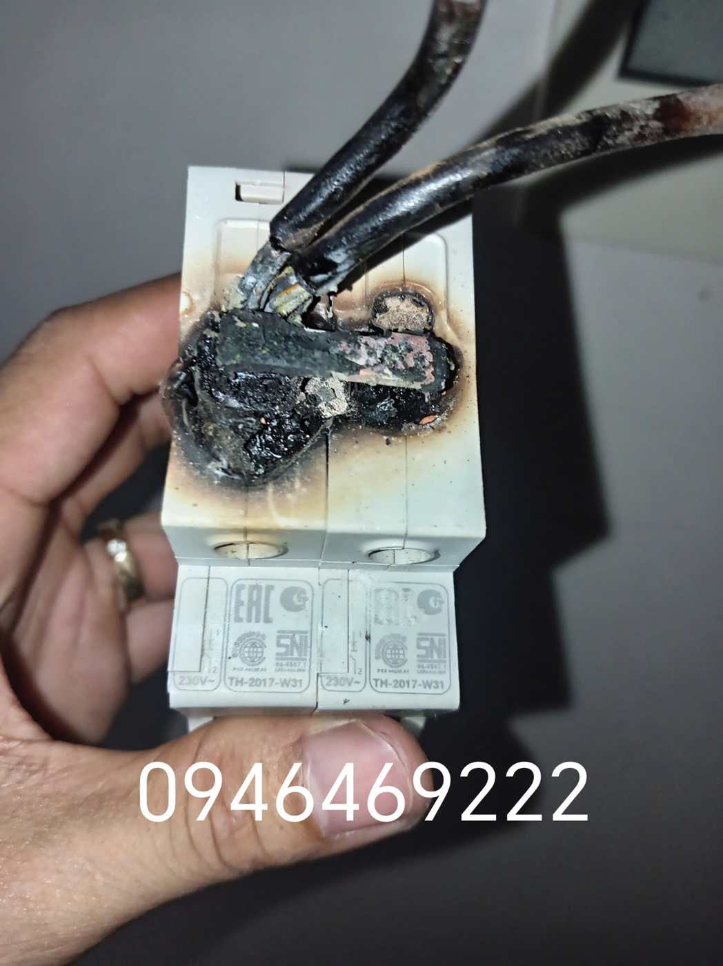 Cận cảnh vùng cháy xém trên Aptomat cần được kiểm tra tại Tây Hồ
