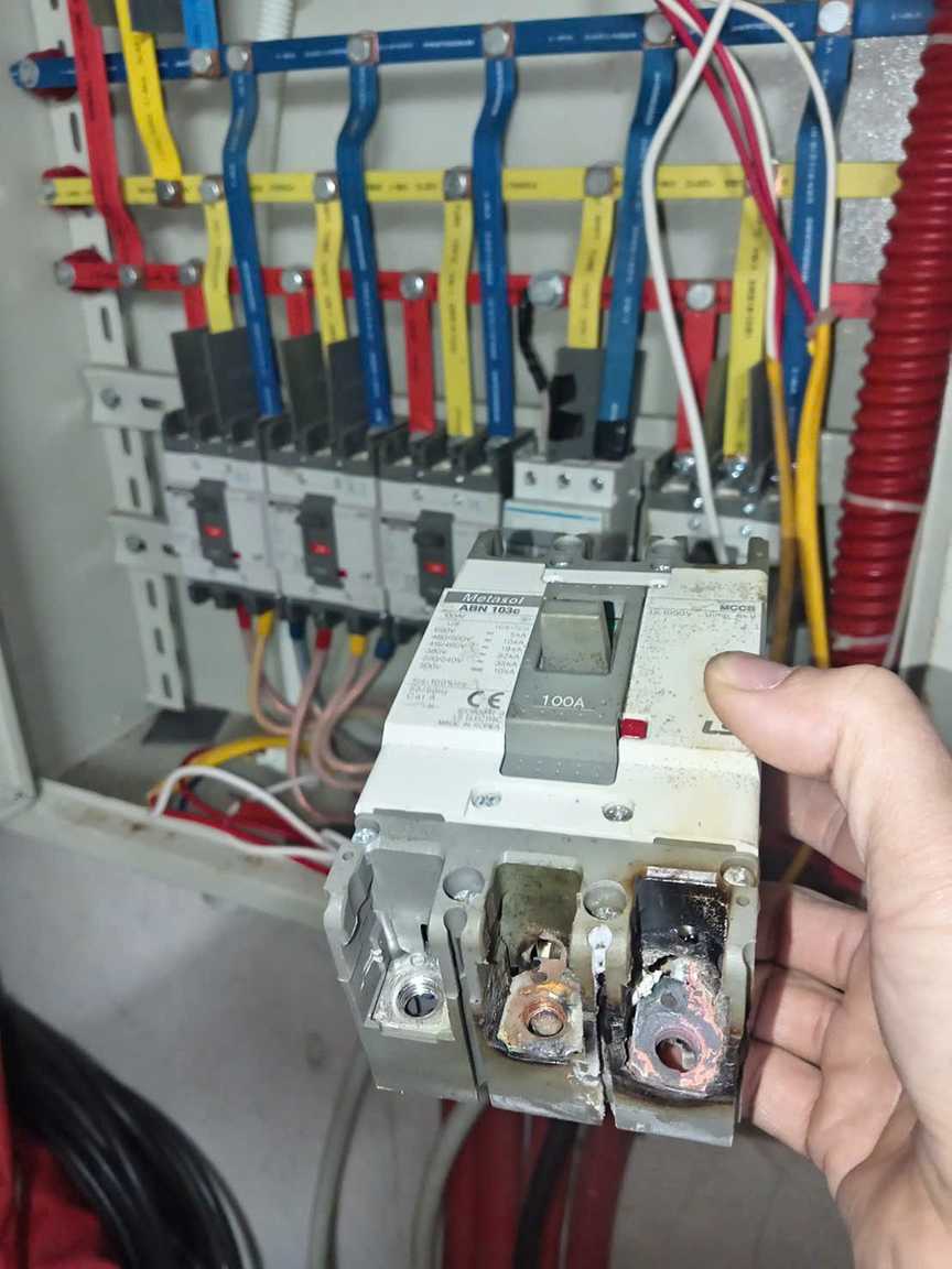 Aptomat công suất lớn có dấu hiệu cháy xém ở đầu cực