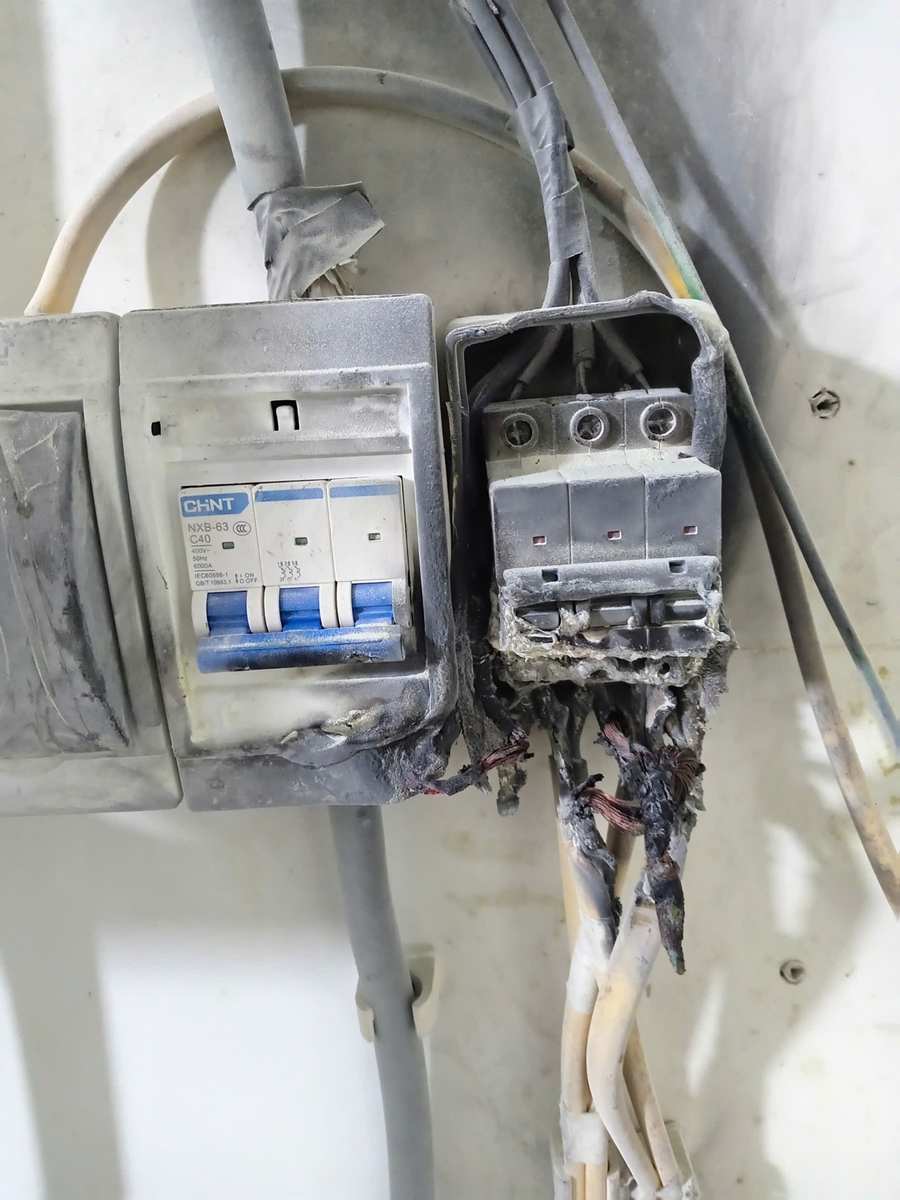 Aptomat và đầu dây có dấu hiệu cháy xém cần kiểm tra