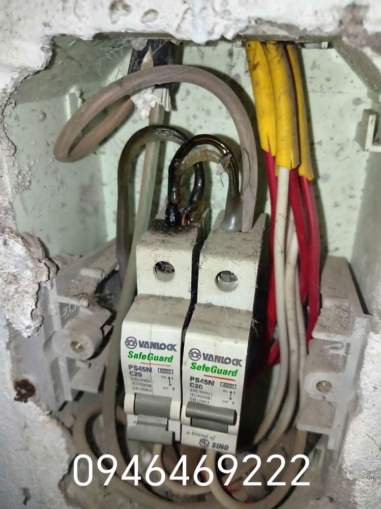 Aptomat hay nhảy trong nhà cần kiểm tra đầu dây sẫm màu phía trên Aptomat