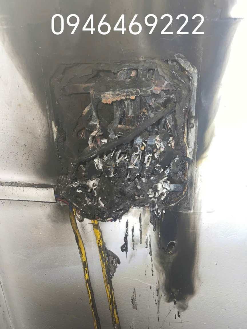 Hộp điện bị cháy đen và ám khói sau sự cố