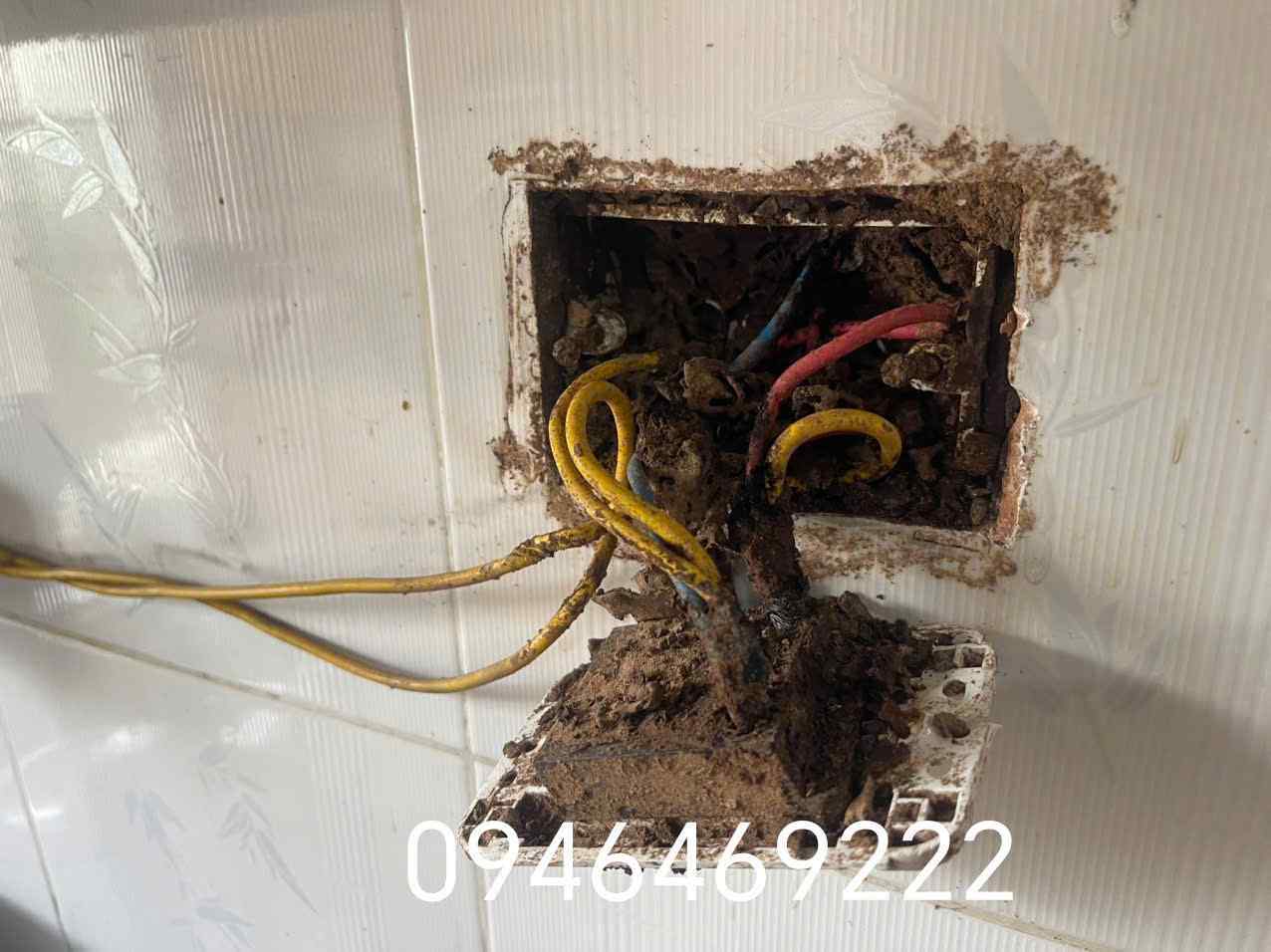 Hộp công tắc được mở để kiểm tra khi Aptomat nhảy tại Bắc Từ Liêm