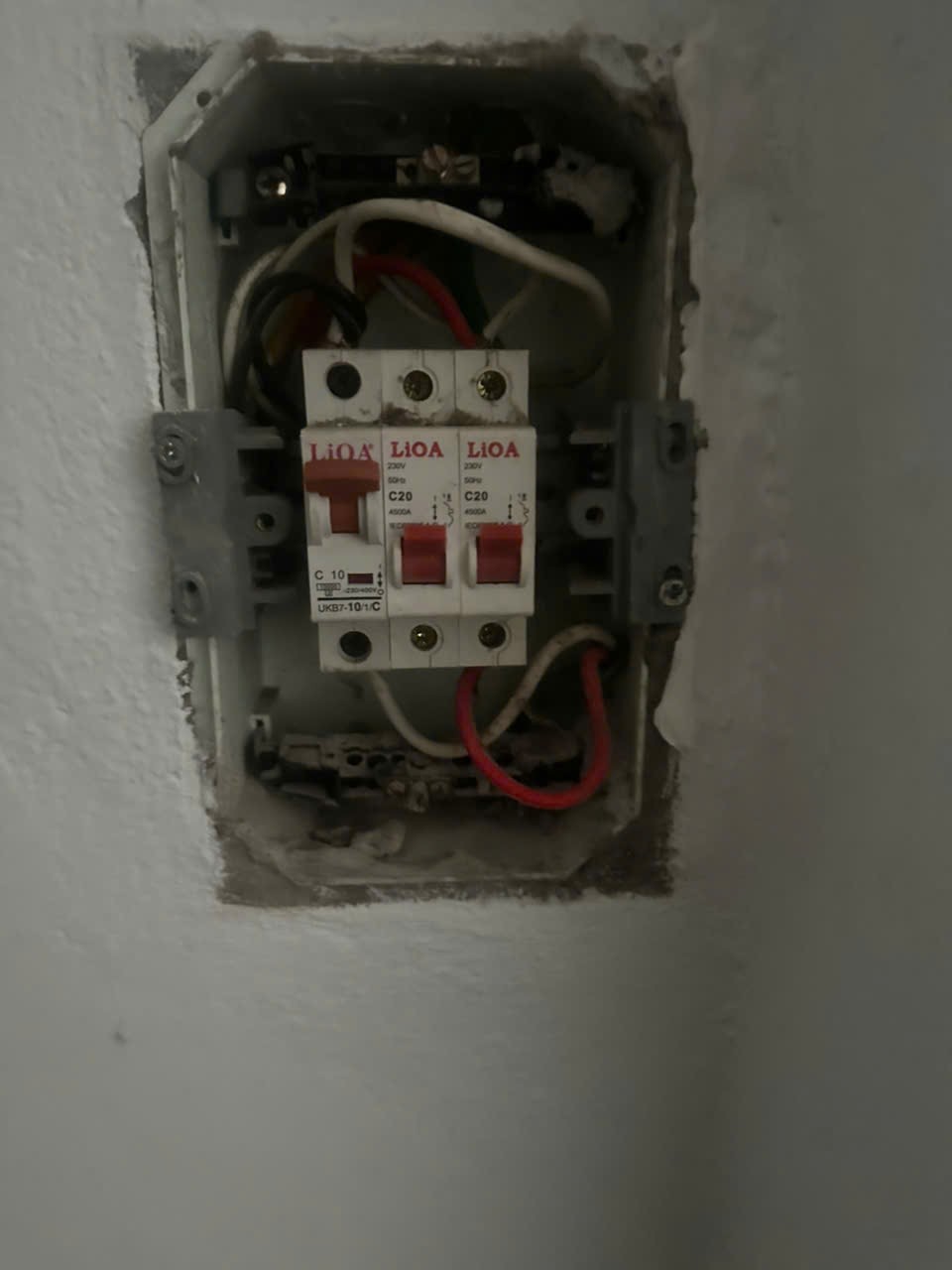 Aptomat tự ngắt Thanh Xuân - tủ điện âm tường đang được kiểm tra