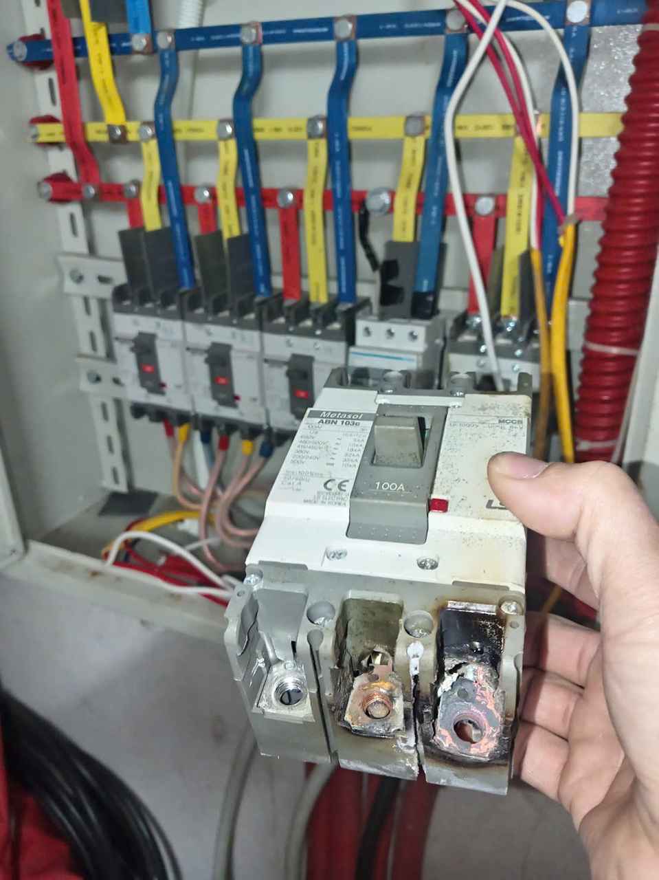 Aptomat tổng bị cháy xém ở đầu cực cần kiểm tra tiếp xúc