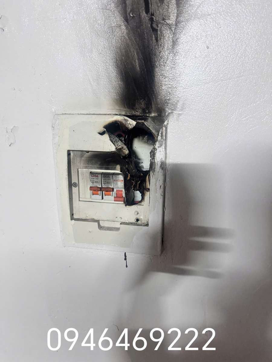 Aptomat và khu vực dây điện cháy xém tại vị trí kiểm tra ở Cầu Giấy
