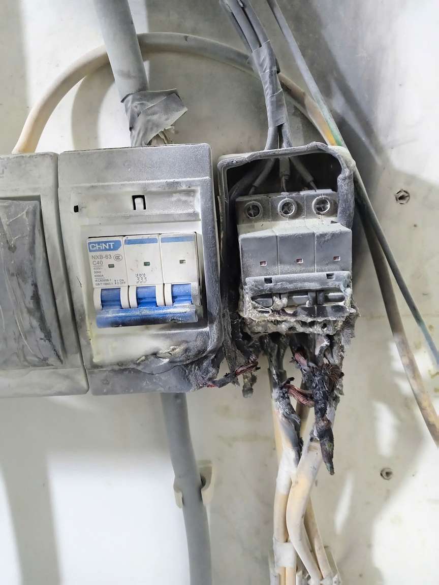 Aptomat và dây điện cháy xém trong hộp điện cần cô lập để kiểm tra
