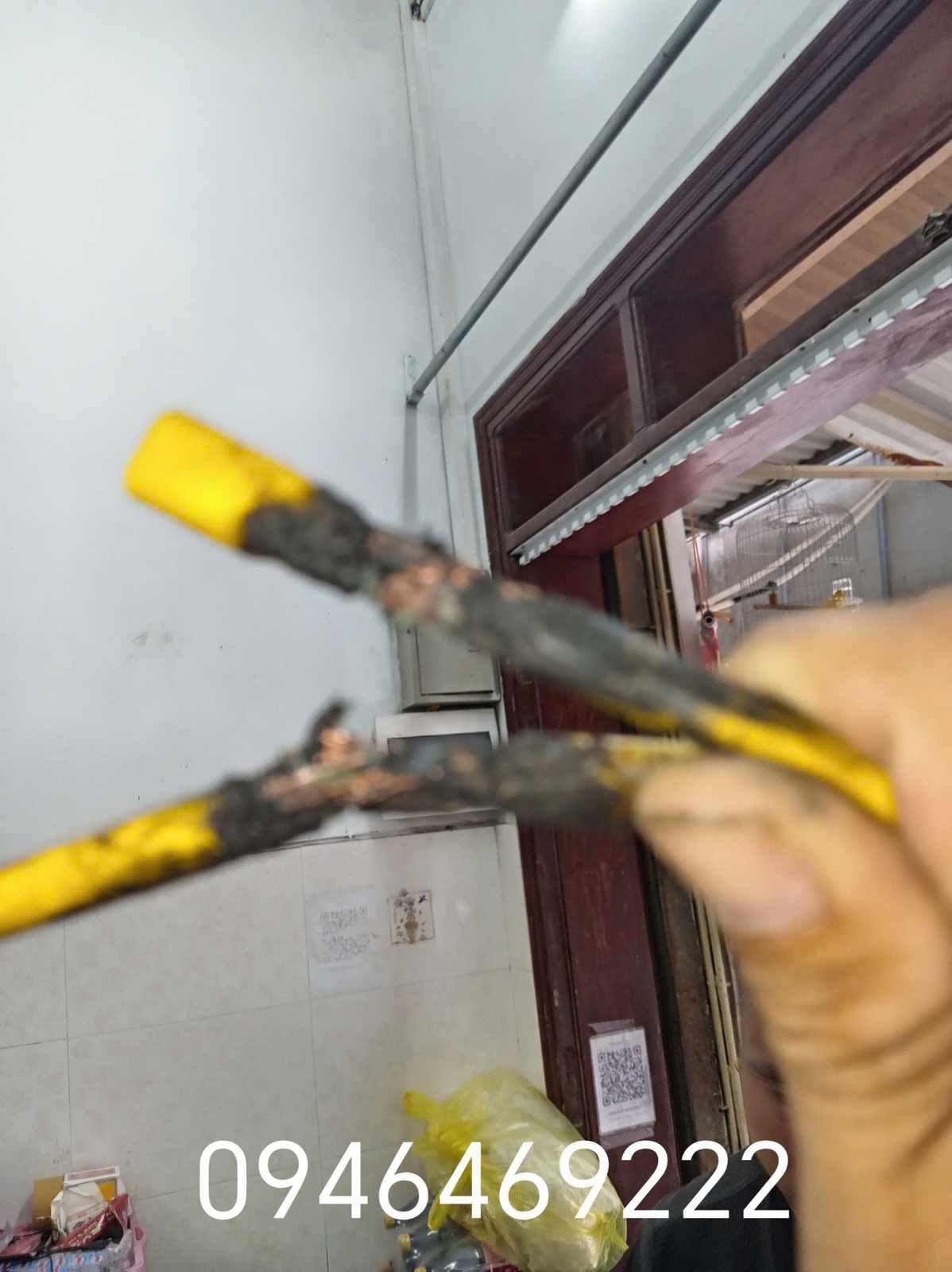 Cận cảnh đoạn cáp cháy xém tại vị trí kiểm tra sự cố Aptomat ở Tây Hồ