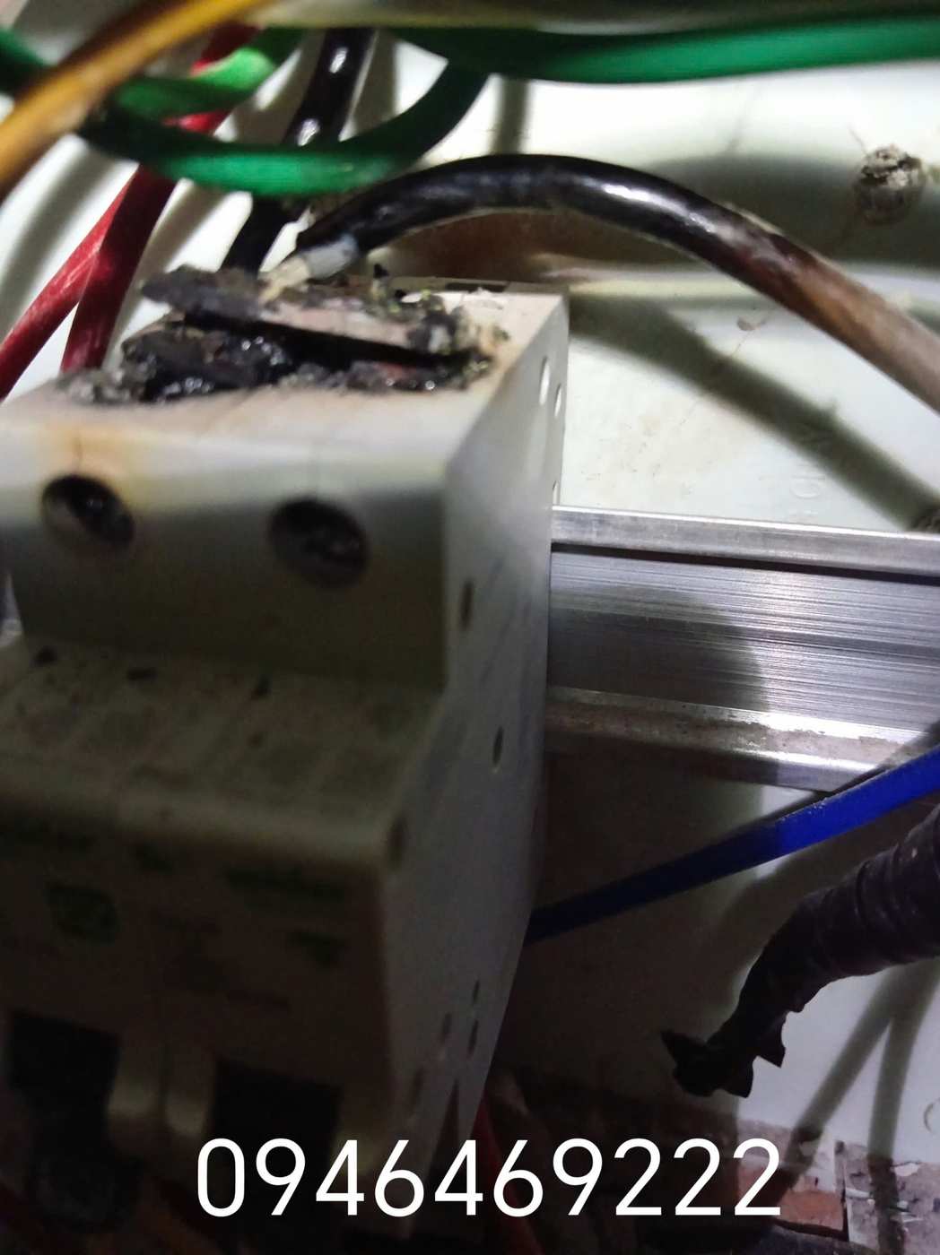 Đầu cực Aptomat có dấu cháy xém cần kiểm tra an toàn