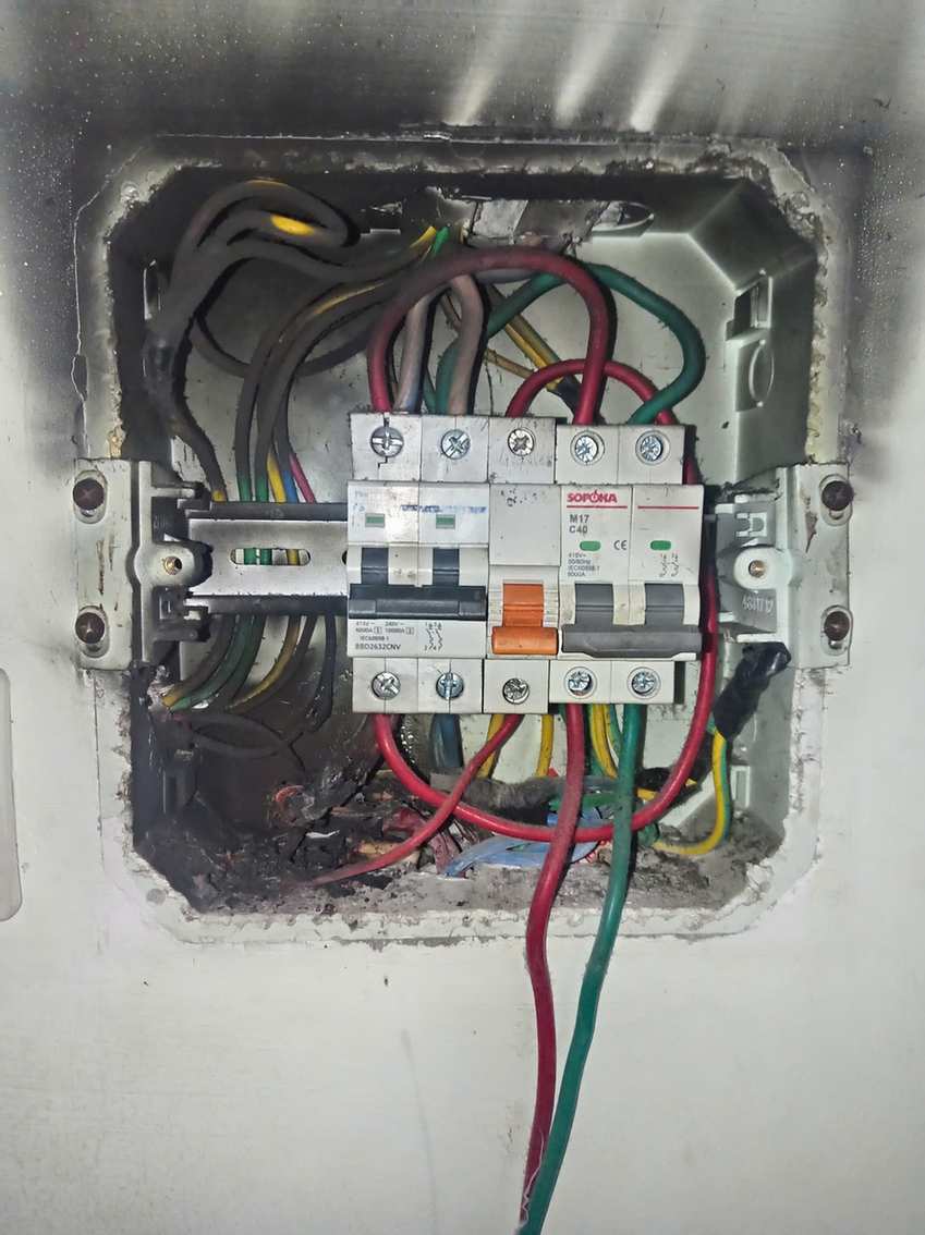 Tủ điện nhiều nhánh cần đối chiếu khi Aptomat ngắt lúc bật đèn