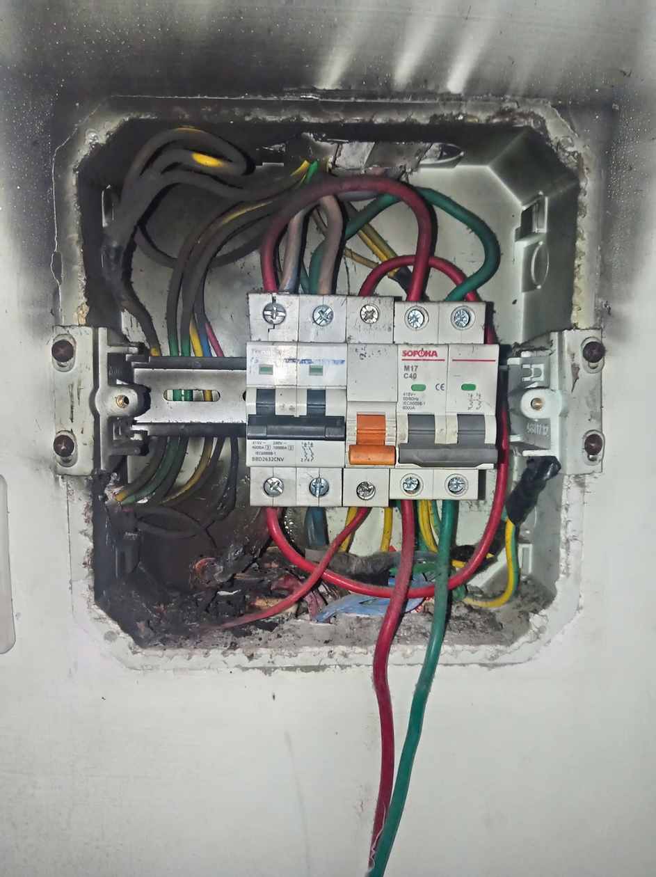 Bên trong tủ điện có dấu vết cháy xém và cần kiểm tra các nhánh dây