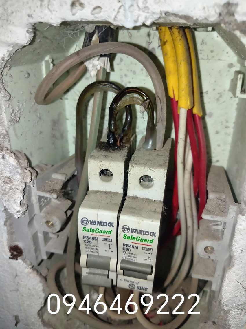 Cắm điện vào ổ aptomat nhảy, cụm Aptomat có dấu cháy xém cần kiểm tra