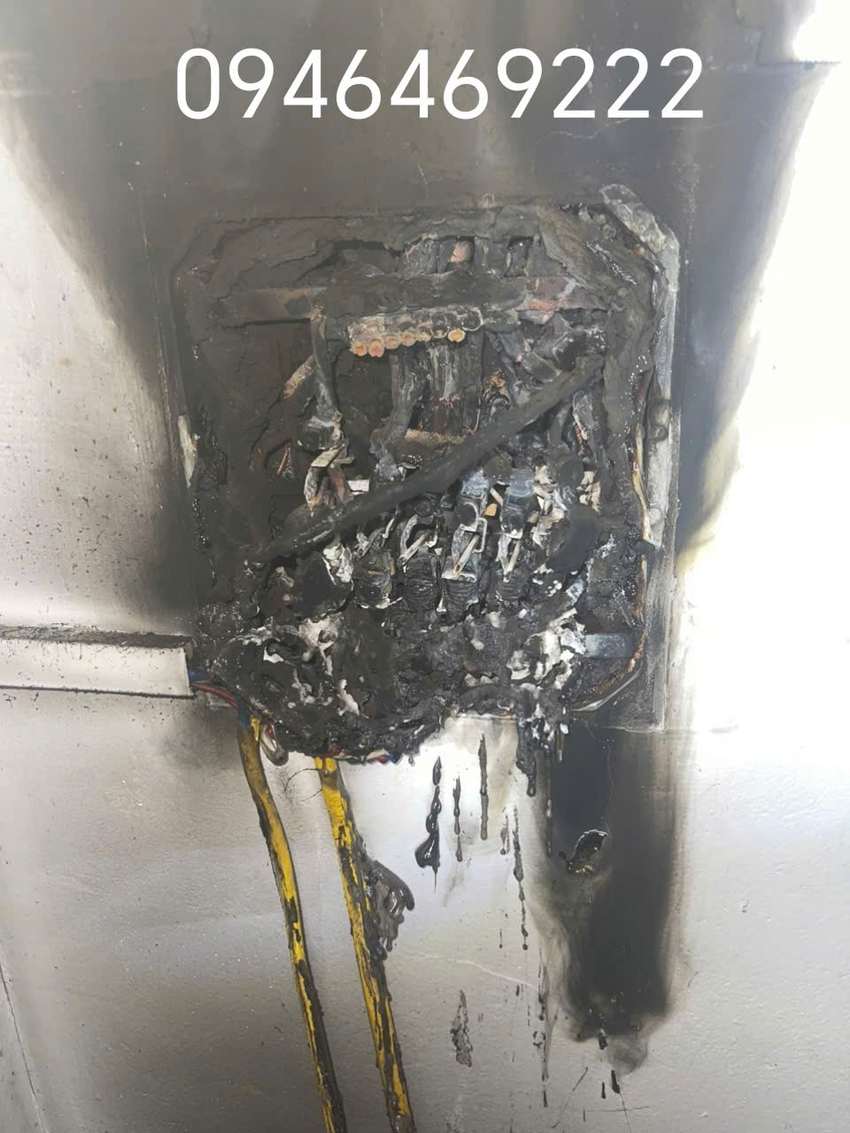 Khu vực tủ điện cháy đen được ghi nhận trước khi kiểm tra phạm vi hư hỏng