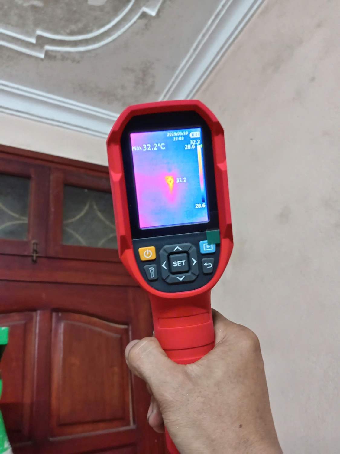 Camera nhiệt ghi nhận vùng nhiệt khác biệt trên tường tại Hà Nội