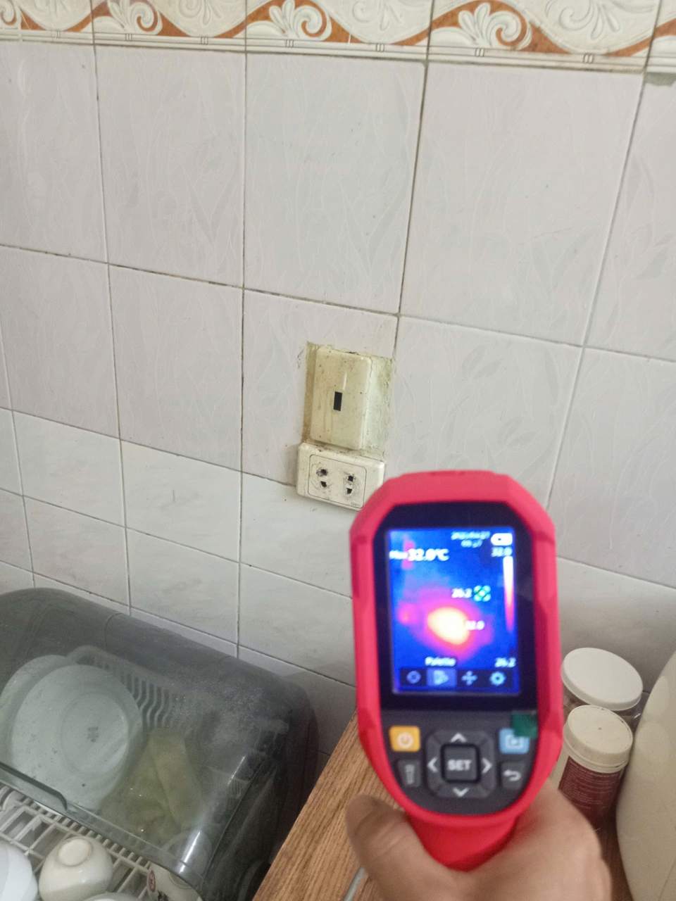Camera nhiệt kiểm tra ổ cắm khi nghi quá nhiệt