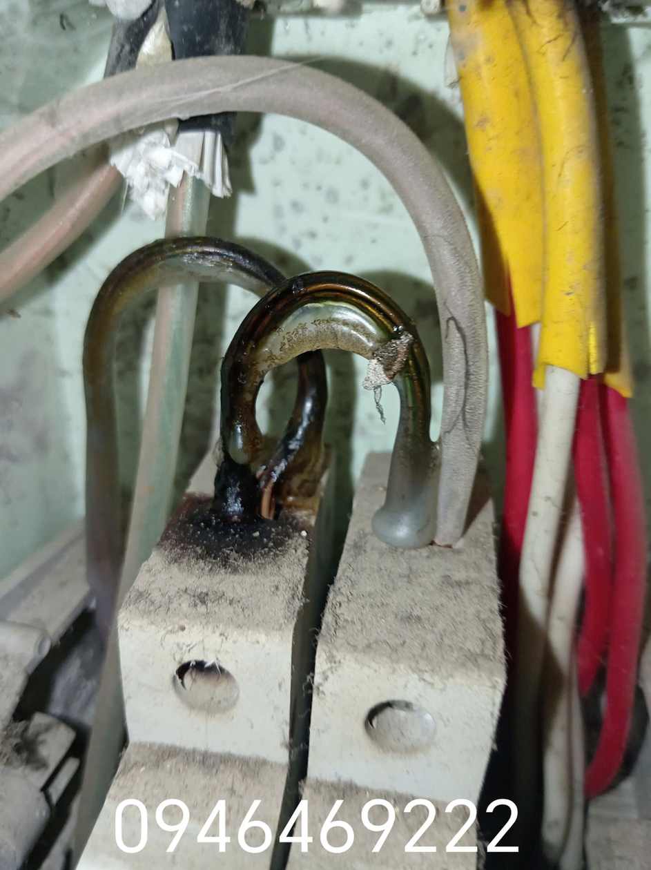 Cận cảnh cọc nối Aptomat bị cháy xém và ám khói