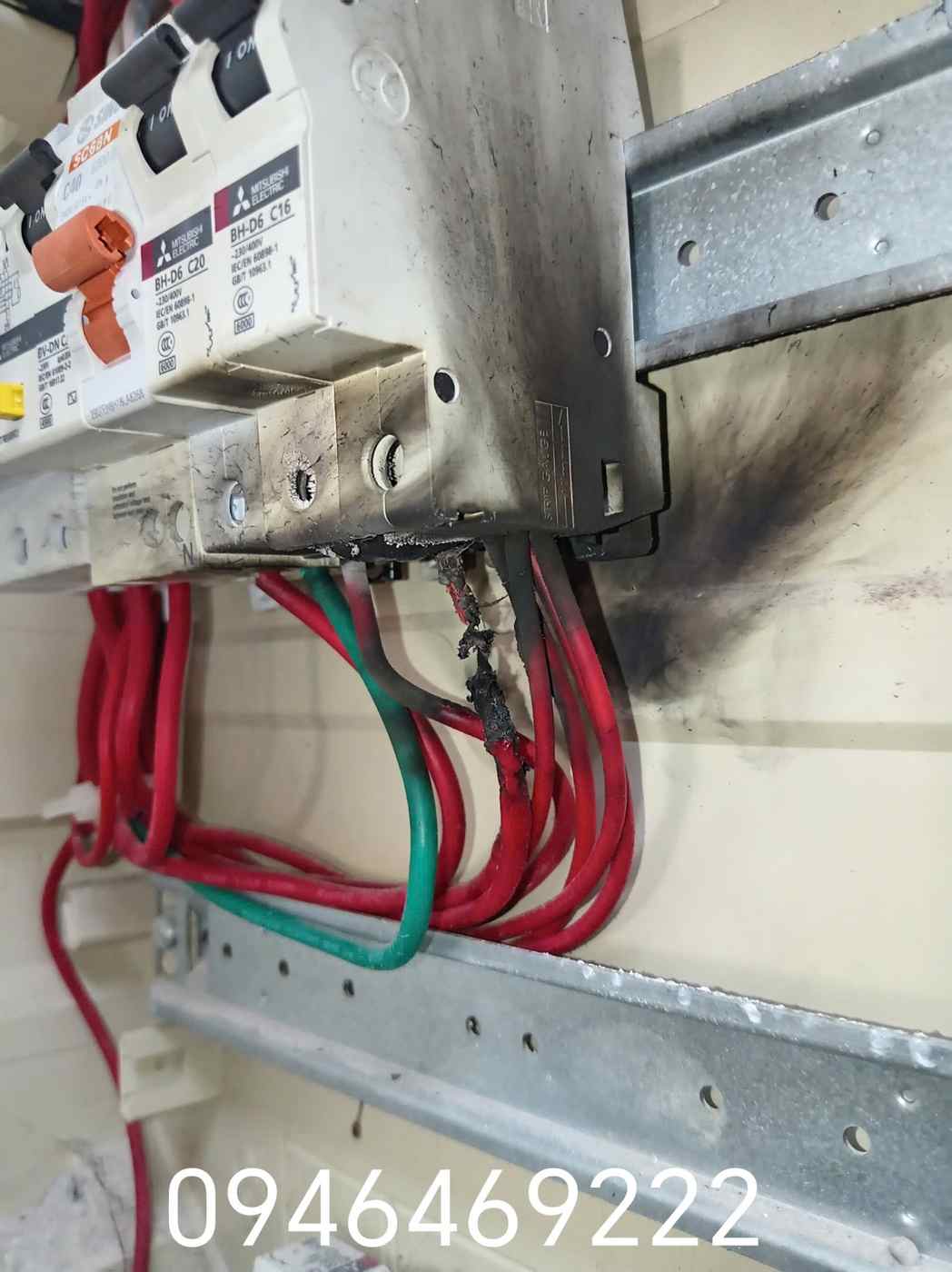 Cận cảnh dây dẫn dưới cầu dao có dấu hiệu quá nhiệt
