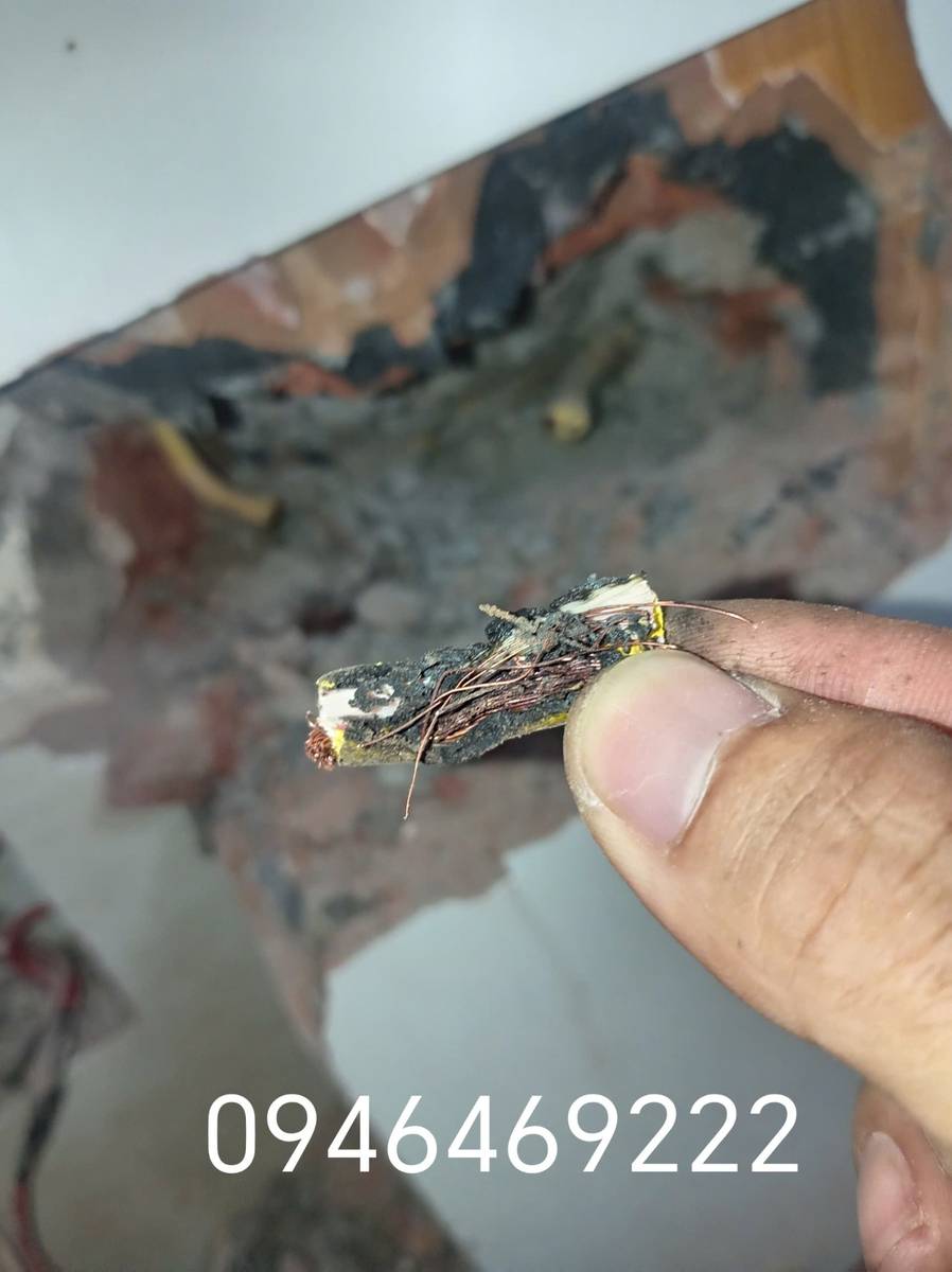 Đoạn dây điện âm tường hư hỏng được đưa ra quan sát tại Hà Nội