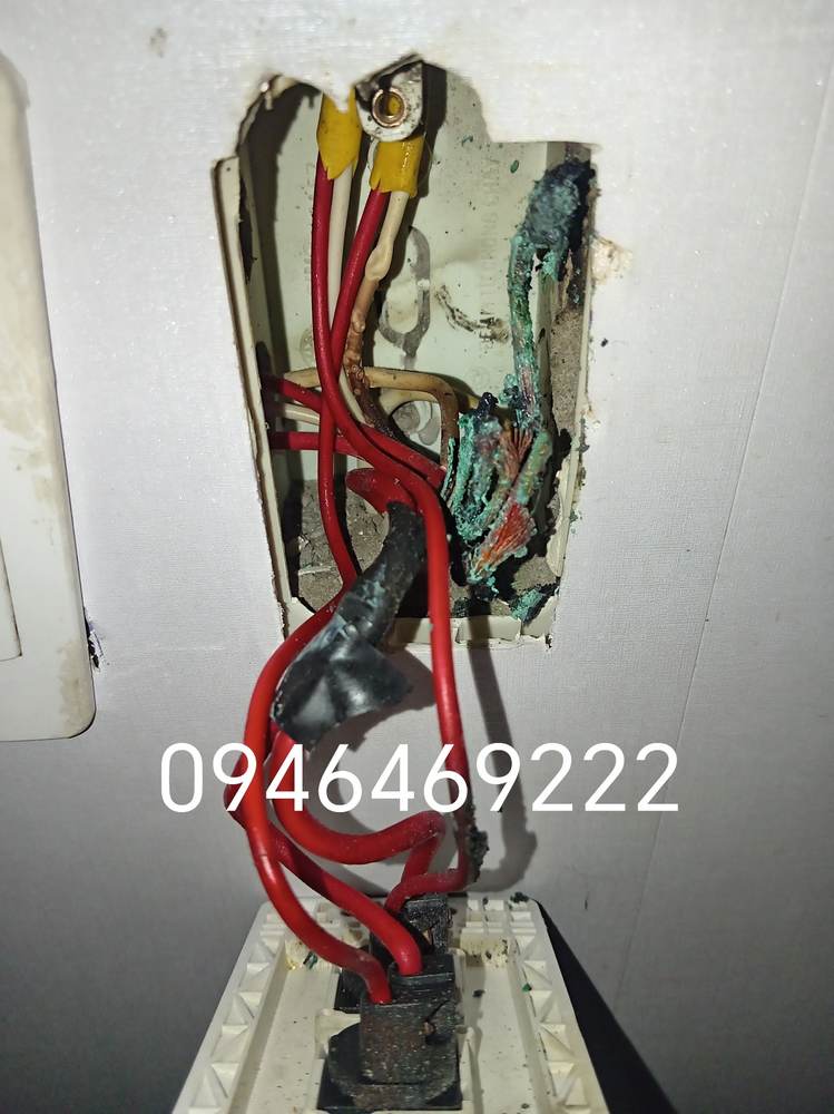 Cận cảnh dây điện lộ lõi trong hộp thiết bị âm tường tại Hoàn Kiếm
