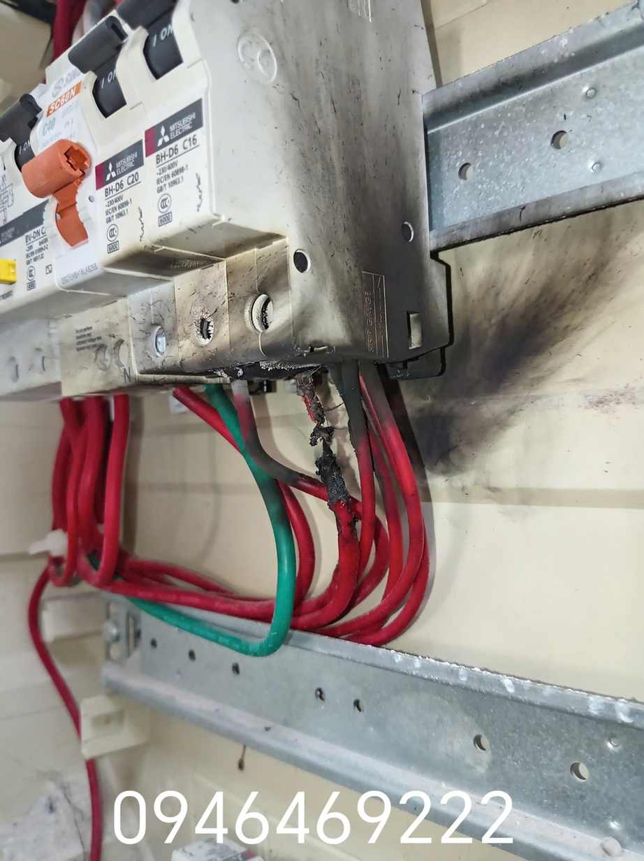 Cận cảnh dây đi ra khỏi Aptomat bị cháy sém và đổi màu vỏ