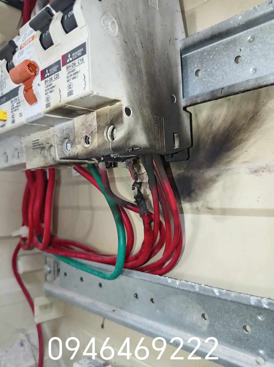 Cận cảnh cầu dao và đầu dây có dấu hiệu cháy xém trong tủ điện