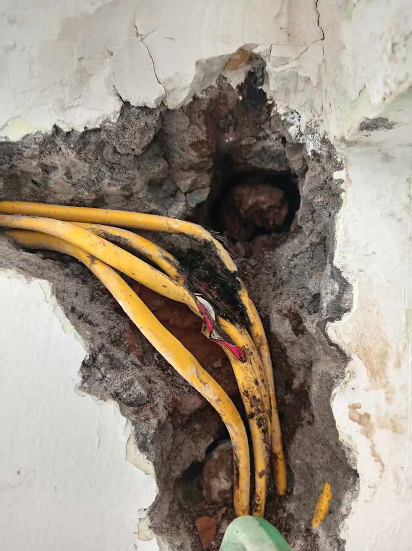Chập âm tường Thanh Xuân với nhiều dây màu vàng có vùng cháy xém trong hốc tường