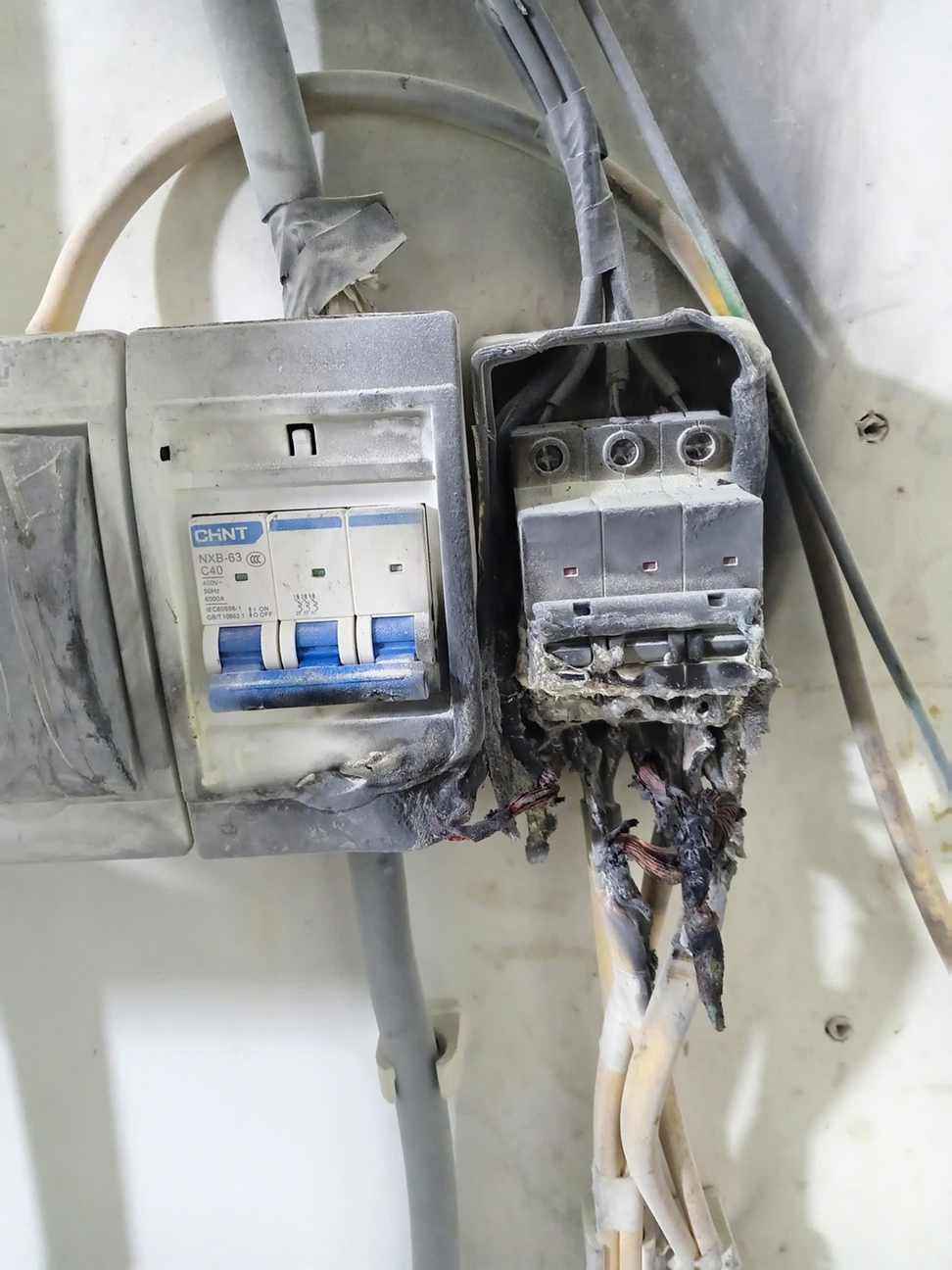 Cụm Aptomat và dây dẫn có dấu hiệu hư hỏng tại vị trí kiểm tra