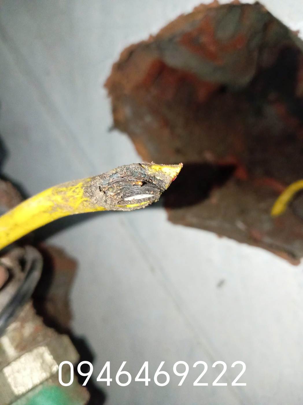 Đầu dây điện bị ảnh hưởng sau khi cắt mở kiểm tra tại công trình ở Hà Nội