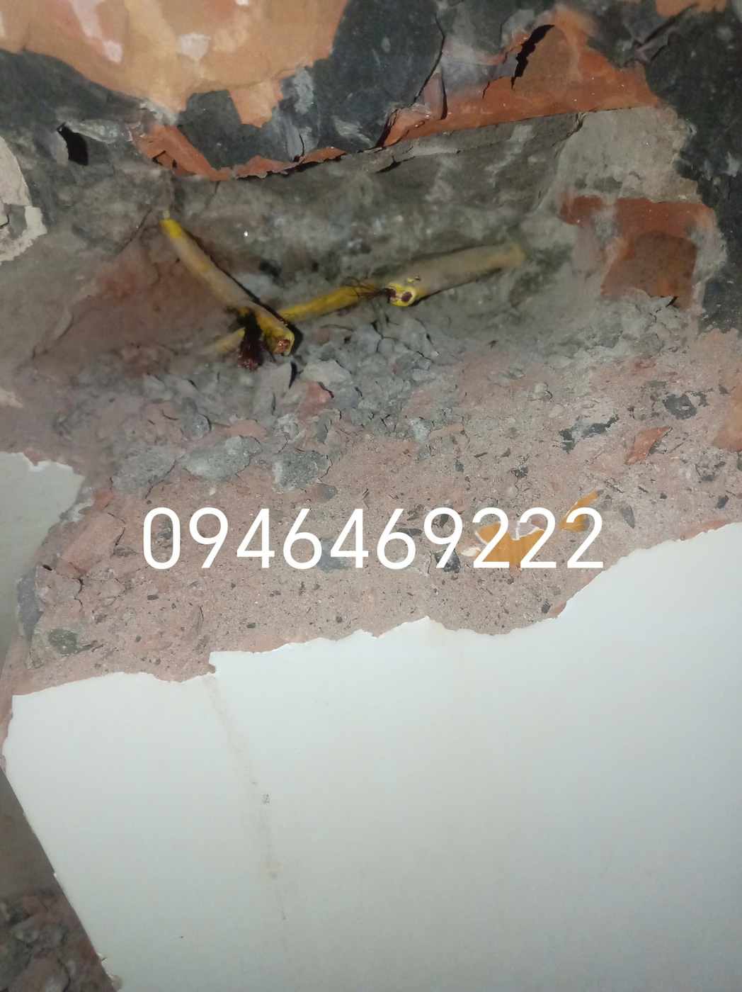 Đầu dây lộ lõi đồng trong hốc tường cần kiểm tra tại Hai Bà Trưng