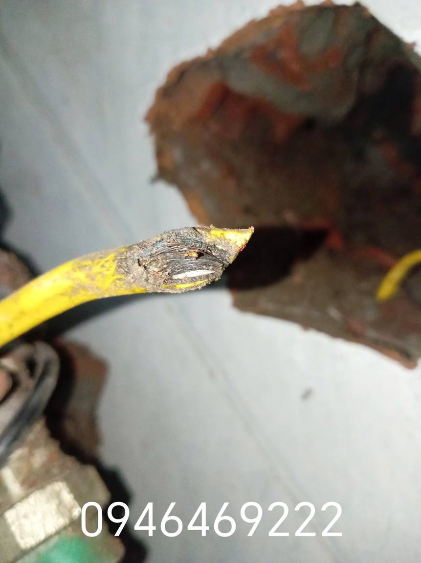 Đầu dây vàng cháy xém và lộ lõi đồng tại Gia Lâm ảnh 2