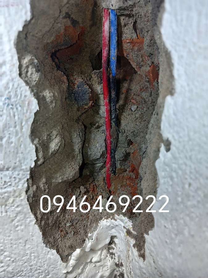 Kiểm tra chập âm tường tại Hà Đông với dây đỏ và xanh lộ ra trong hốc tường