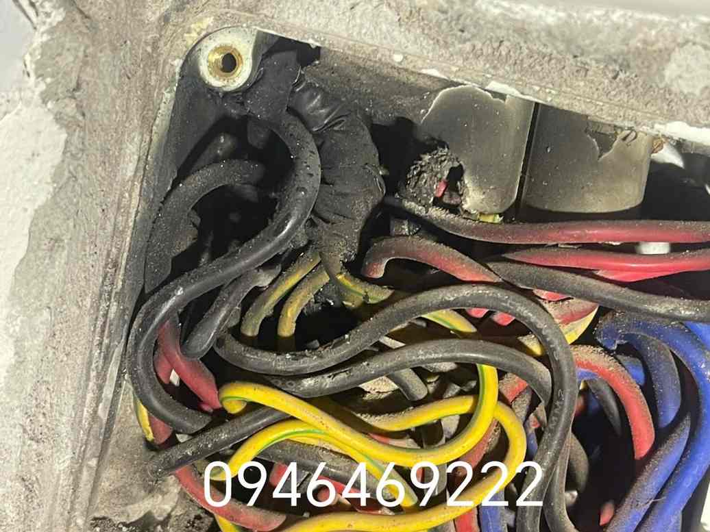 Dây dẫn trong hộp điện âm tường tại Đống Đa