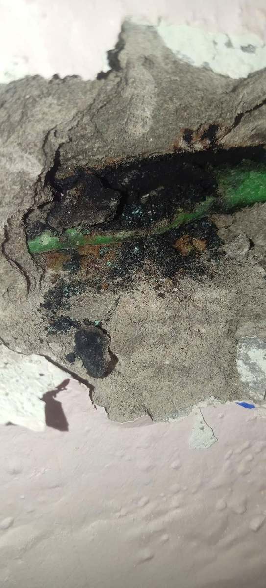 Dây điện âm tường có vùng cháy đen trong hốc tường