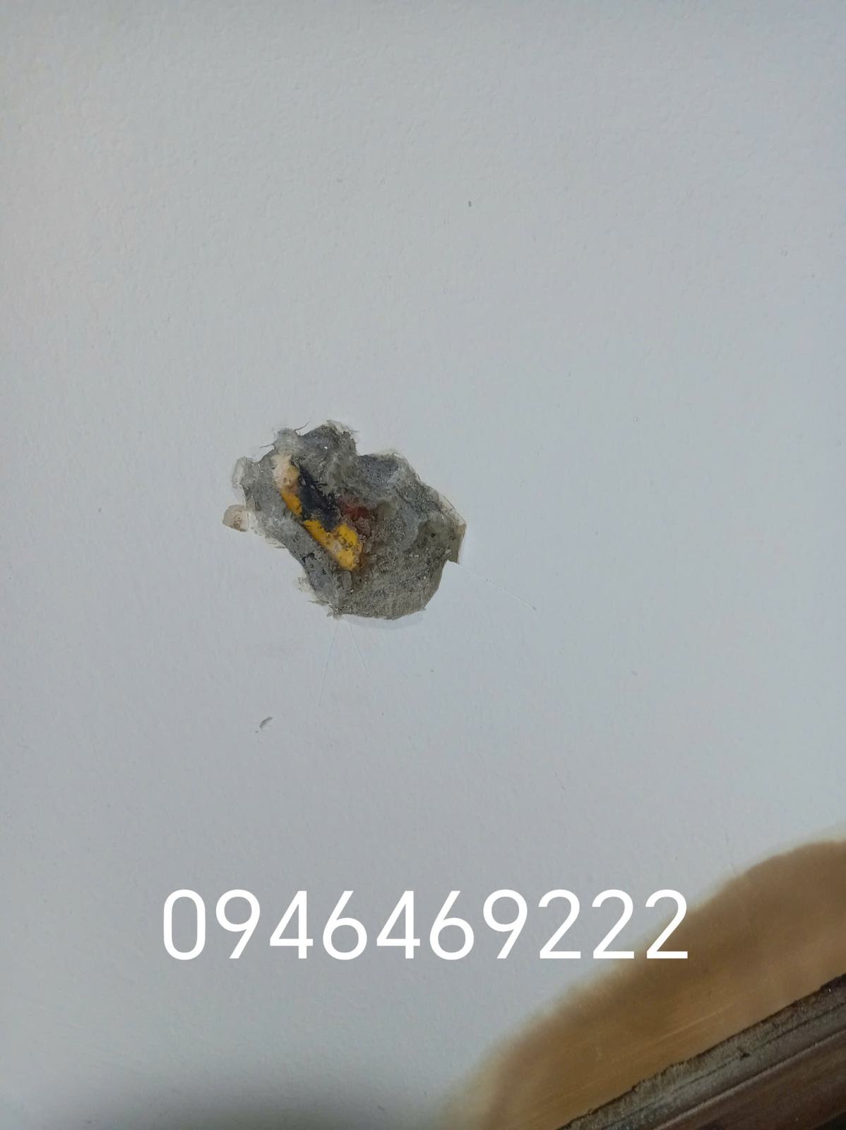 Kiểm tra dây điện âm tường lép bép tại Cầu Giấy sau khi mở cục bộ