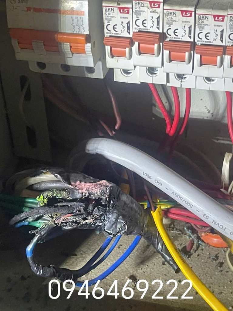 Dây điện cháy xém bên dưới cụm Aptomat cần kiểm tra nguyên nhân tại công trình