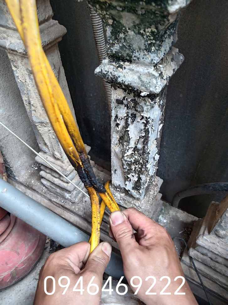 Dây điện cháy xém gần kết cấu kim loại được kiểm tra tại Cầu Giấy
