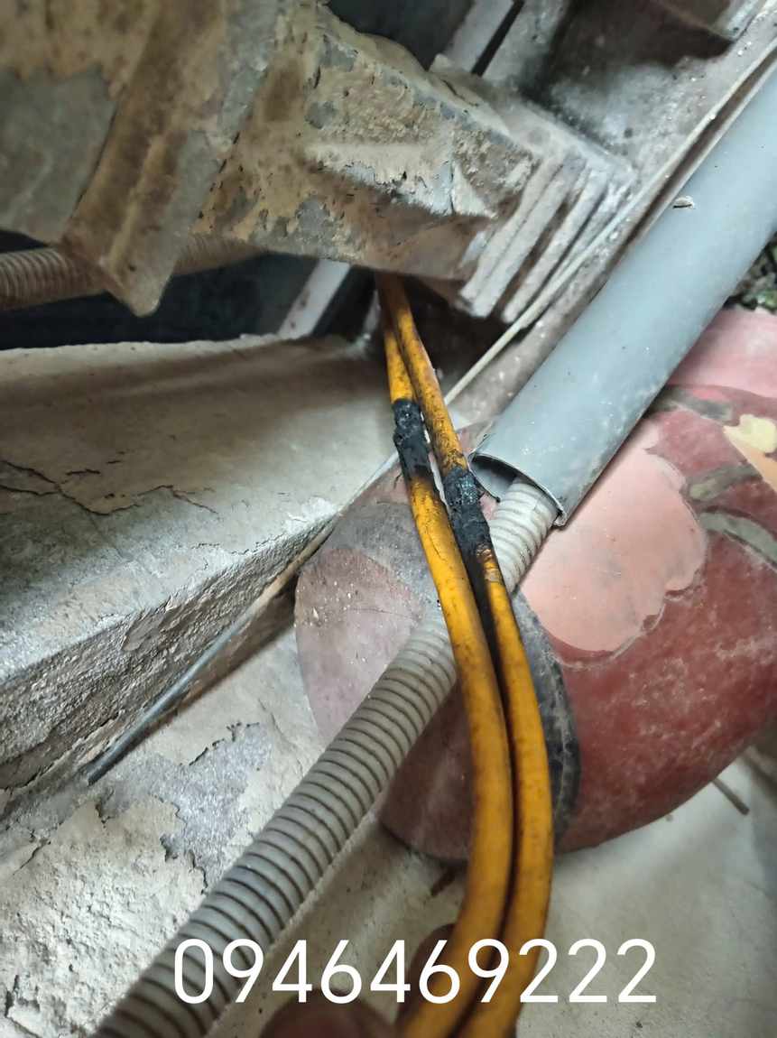 Đoạn dây điện cháy xém trên tuyến đi âm tại Gia Lâm