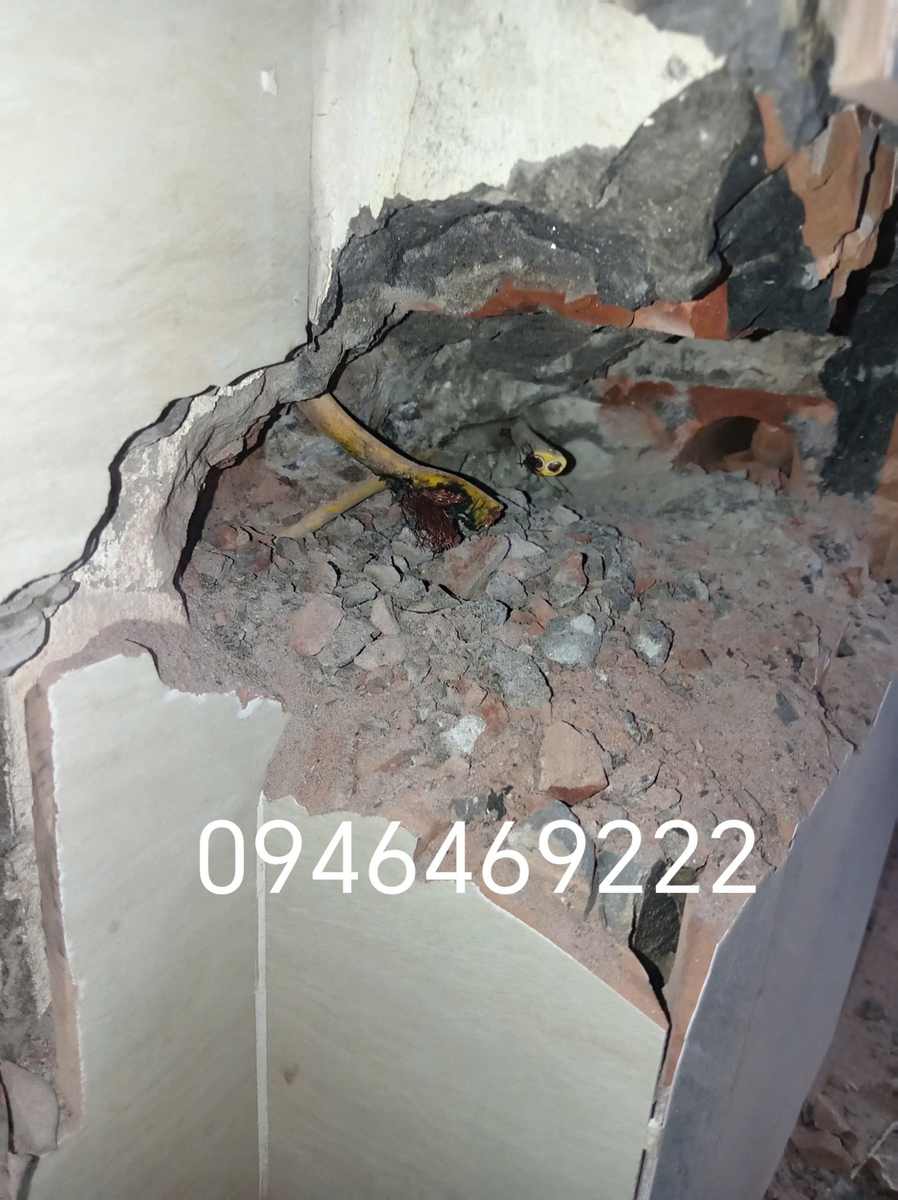 Các dây màu vàng đi cùng trong khu vực tường đã mở kiểm tra
