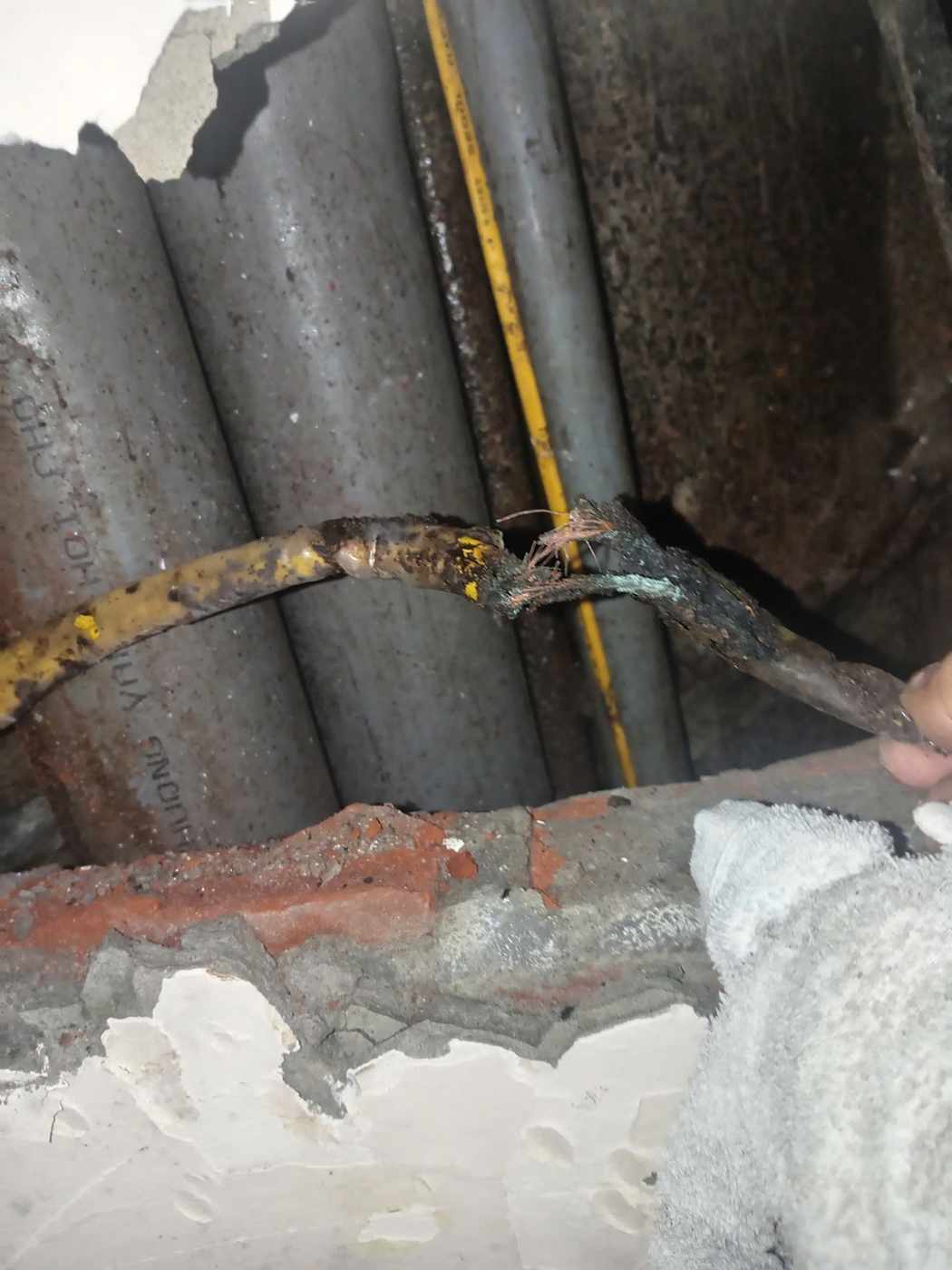 Dây điện hư hỏng trong hốc tường tại Bắc Từ Liêm