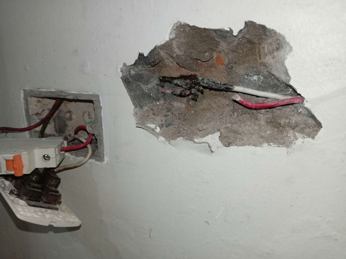 Dây điện sau công tắc cần kiểm tra khi nguồn cấp máy bơm có bất thường