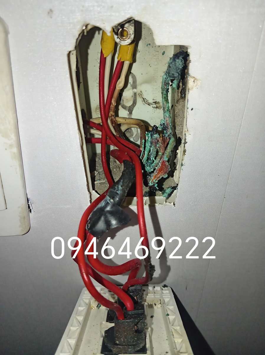 Chập âm tường Ba Đình với dây sau công tắc bị oxy hóa và hư hỏng lớp cách điện