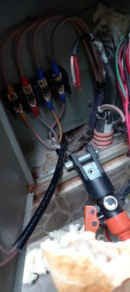 Điện 3 pha gia đình kiểm tra dây dẫn và đầu nối bên trong tủ điện